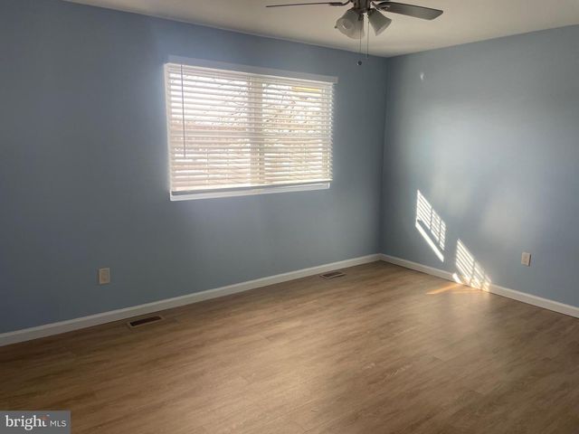 6 VERNON CT, Sicklerville, NJ 08081