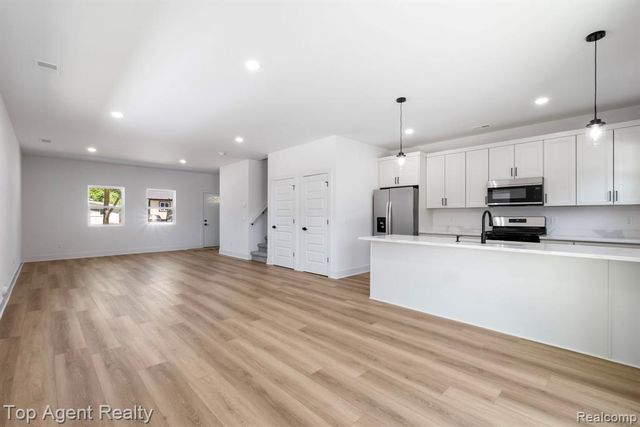 1404 E George Avenue, Hazel Park, MI 48030