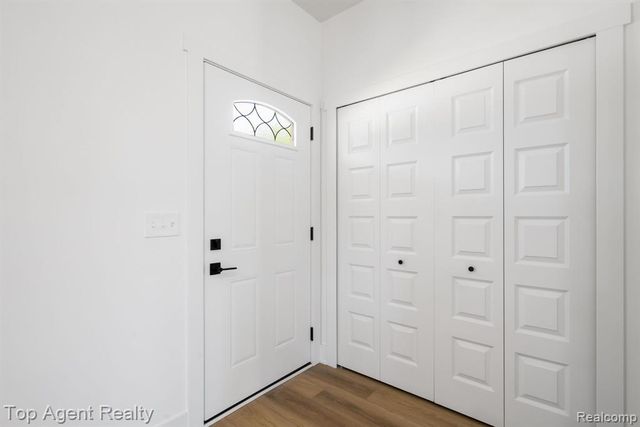 1404 E George Avenue, Hazel Park, MI 48030
