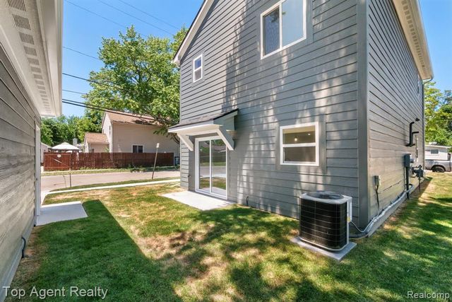 1404 E George Avenue, Hazel Park, MI 48030