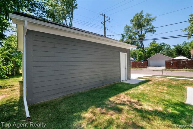 1404 E George Avenue, Hazel Park, MI 48030