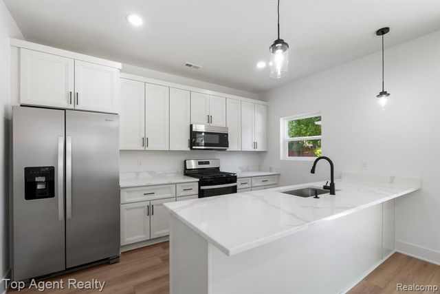1404 E George Avenue, Hazel Park, MI 48030