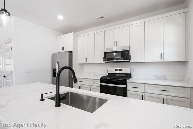 1404 E George Avenue, Hazel Park, MI 48030