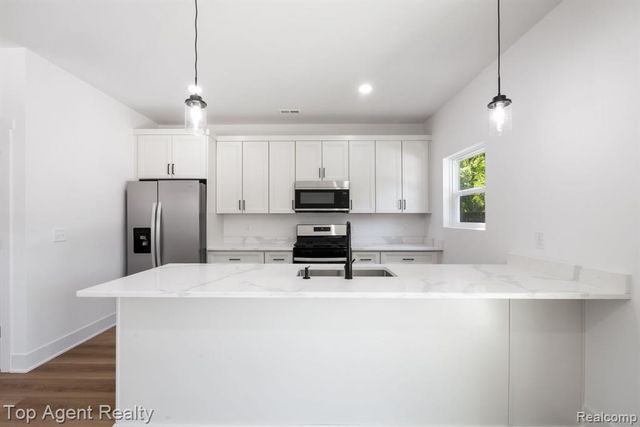 1404 E George Avenue, Hazel Park, MI 48030