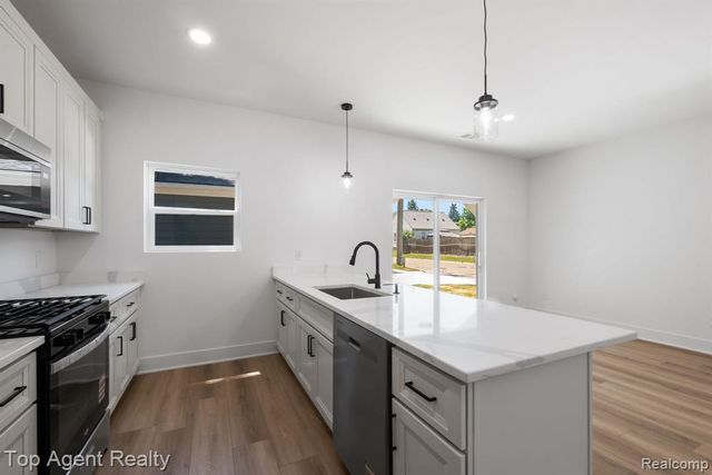 1404 E George Avenue, Hazel Park, MI 48030