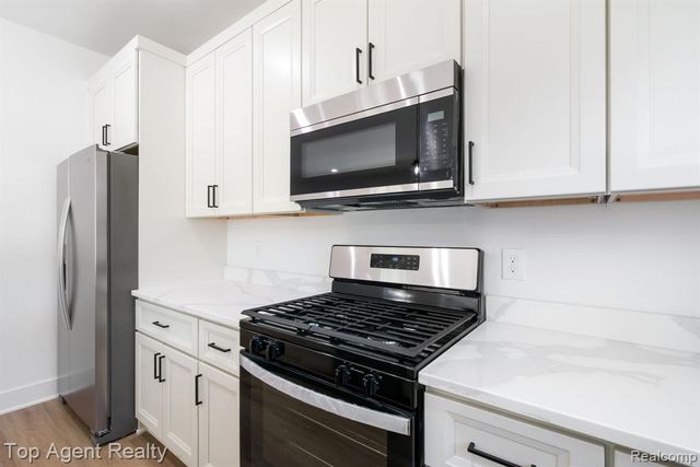 1404 E George Avenue, Hazel Park, MI 48030