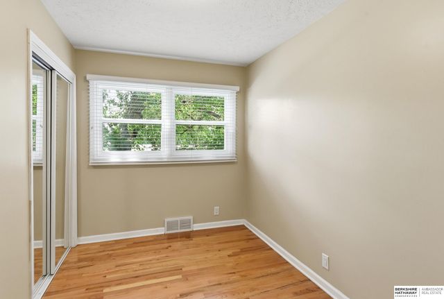 8526 Pinkney Street, Omaha, NE 68134