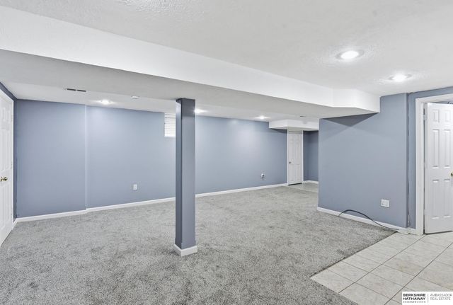 8526 Pinkney Street, Omaha, NE 68134