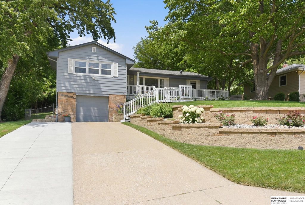 8526 Pinkney Street, Omaha, NE 68134