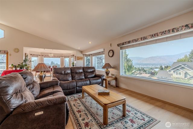 326 23rd Street NE, East Wenatchee, WA 98802