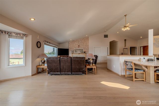 326 23rd Street NE, East Wenatchee, WA 98802