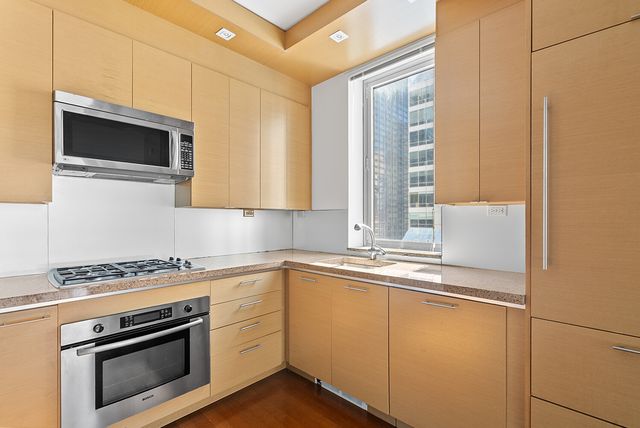 1600 Broadway Apt 20A, New York City, NY 10019