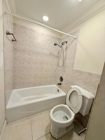 801 NE 199th St 204-10, Miami, FL 33179