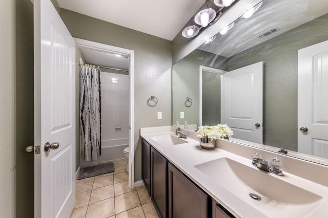 925 Woodduck TRL, Leander, TX 78641