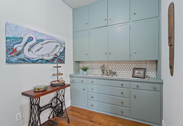 1709 W Lake DR, Taylor, TX 76574