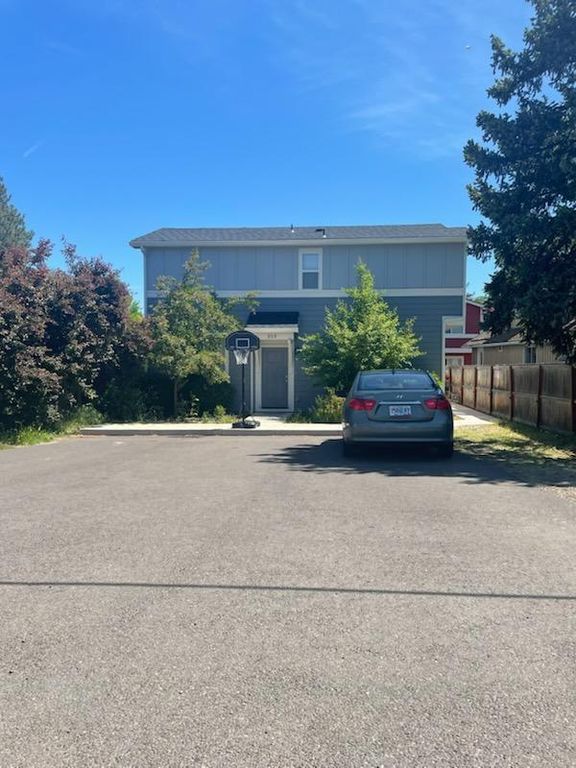 215 S C Street, Phoenix, OR 97535