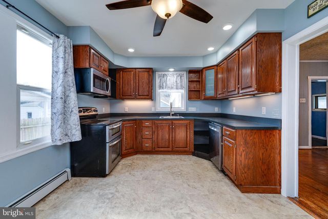 421 E MAIN ST, Fleetwood, PA 19522