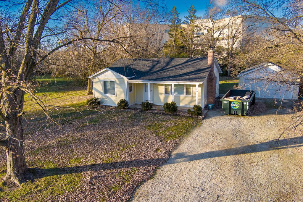 1392 W 52nd Place, La Grange Highlands, IL 60525