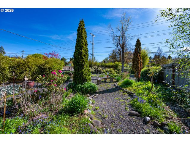 2525 FRIENDLY St, Eugene, OR 97405