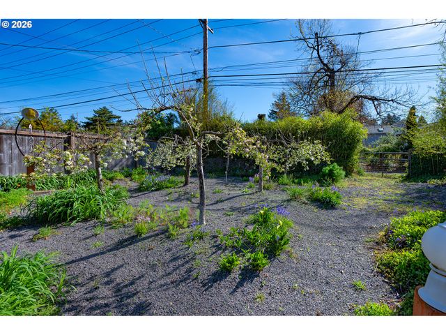 2525 FRIENDLY St, Eugene, OR 97405