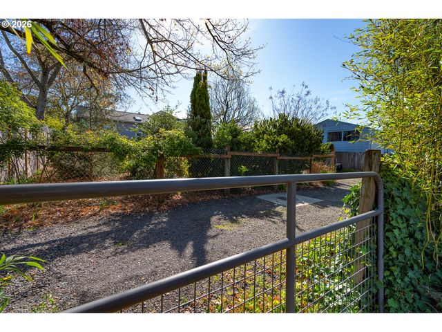 2525 FRIENDLY St, Eugene, OR 97405