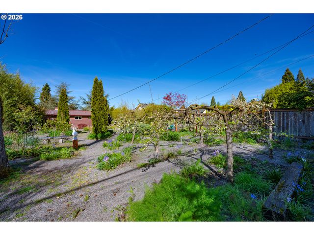 2525 FRIENDLY St, Eugene, OR 97405