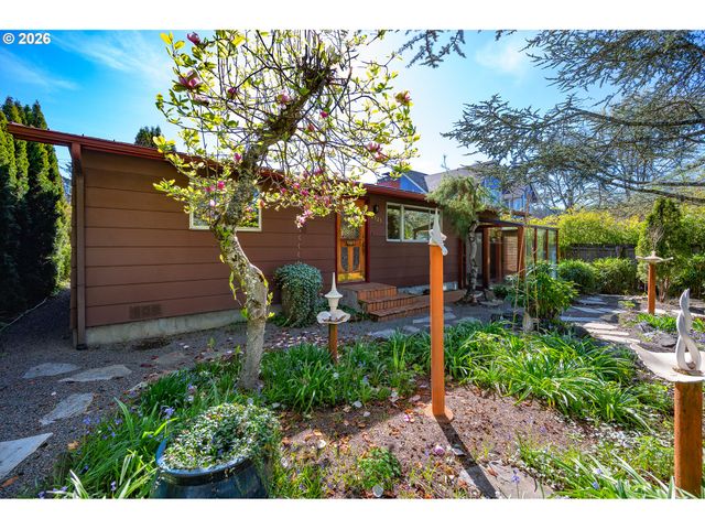 2525 FRIENDLY St, Eugene, OR 97405