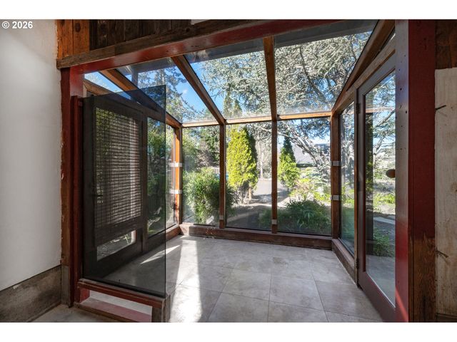 2525 FRIENDLY St, Eugene, OR 97405