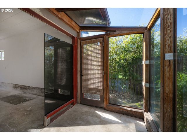 2525 FRIENDLY St, Eugene, OR 97405