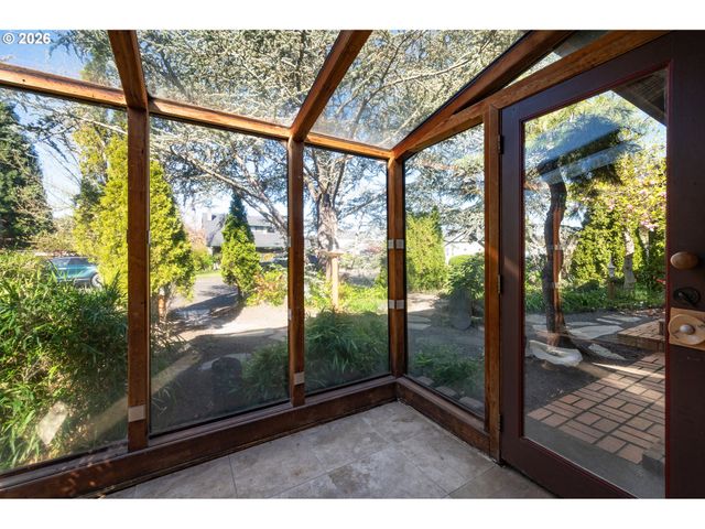 2525 FRIENDLY St, Eugene, OR 97405