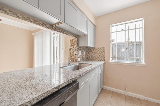 9350 Country Creek Dr 1, Houston, TX 77036