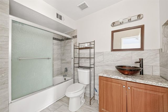 9350 Country Creek Dr 1, Houston, TX 77036