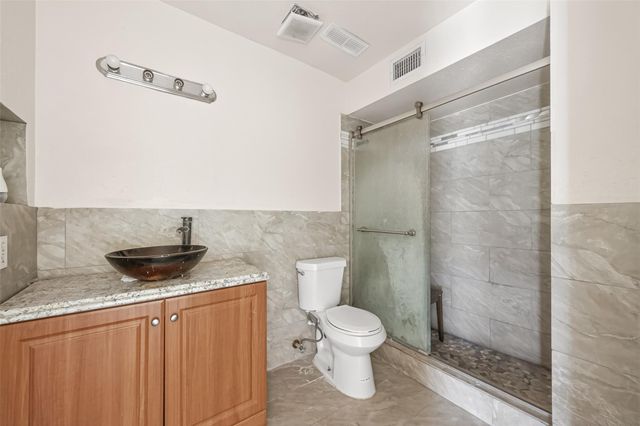 9350 Country Creek Dr 1, Houston, TX 77036