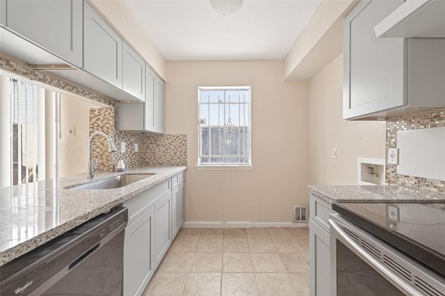 9350 Country Creek Dr 1, Houston, TX 77036