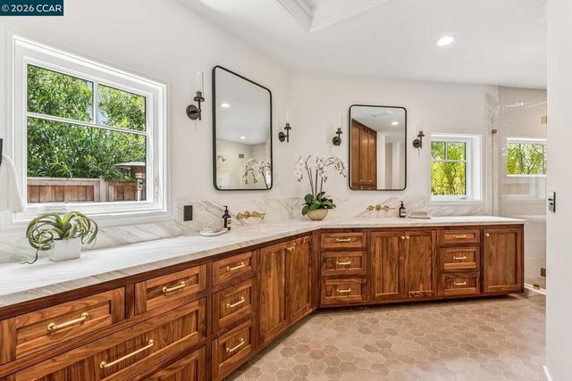 1089 Rahara Dr, Lafayette, CA 94549