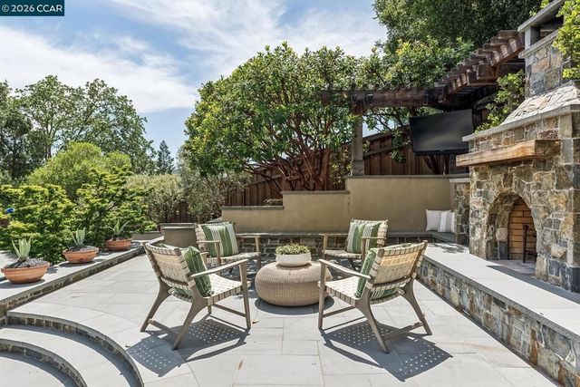 1089 Rahara Dr, Lafayette, CA 94549