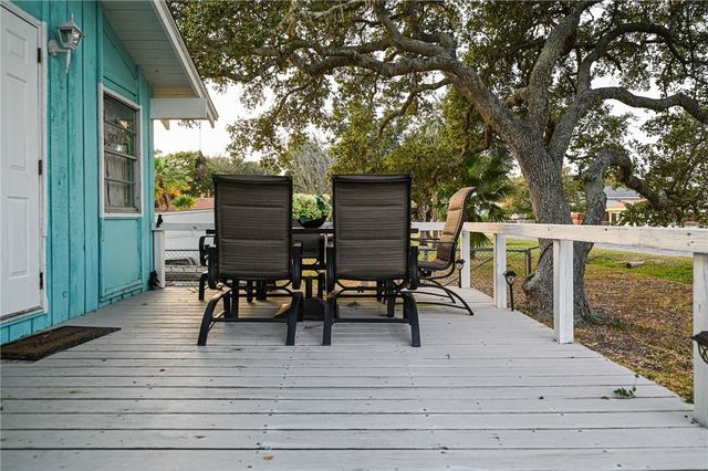 134 Live Oak St, Rockport, TX 78382