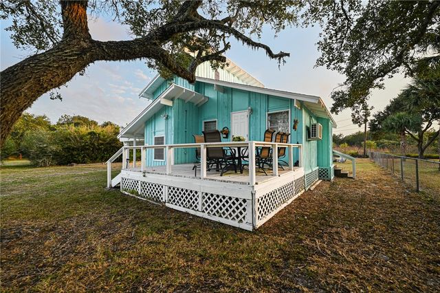 134 Live Oak St, Rockport, TX 78382