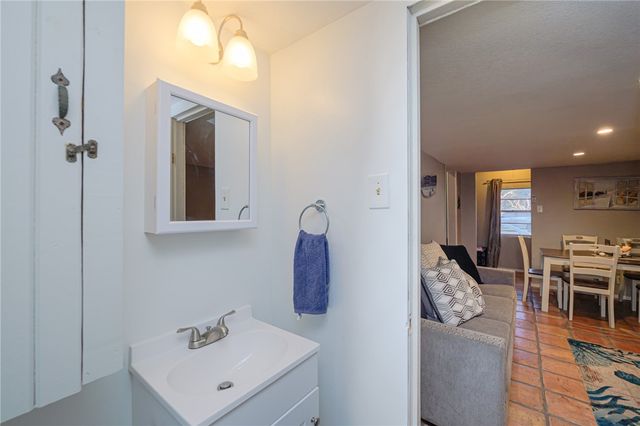 134 Live Oak St, Rockport, TX 78382