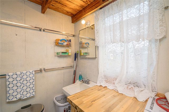 134 Live Oak St, Rockport, TX 78382