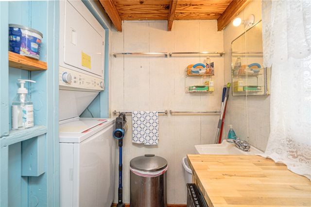 134 Live Oak St, Rockport, TX 78382