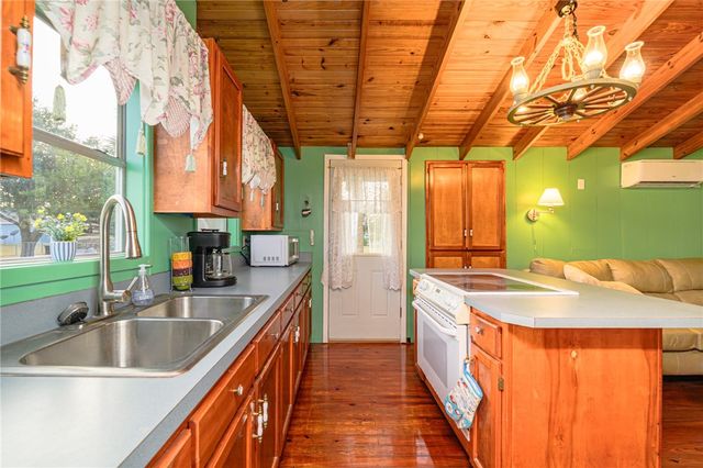 134 Live Oak St, Rockport, TX 78382