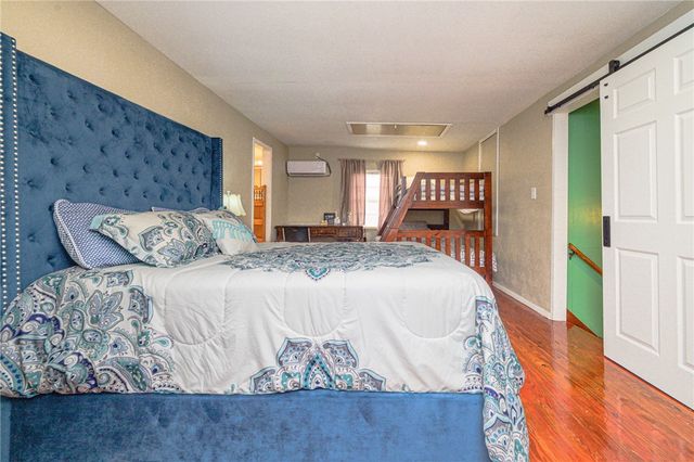 134 Live Oak St, Rockport, TX 78382