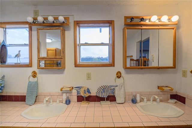 134 Live Oak St, Rockport, TX 78382