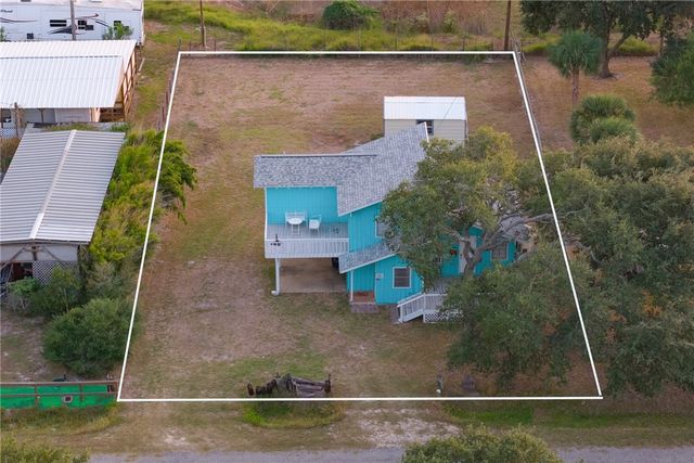 134 Live Oak St, Rockport, TX 78382
