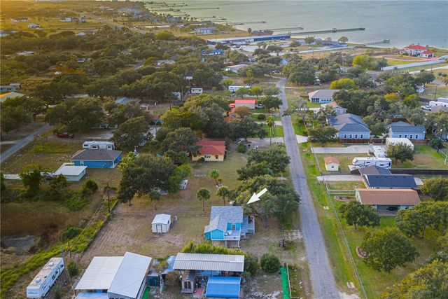 134 Live Oak St, Rockport, TX 78382