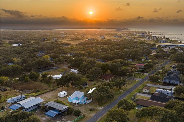 134 Live Oak St, Rockport, TX 78382
