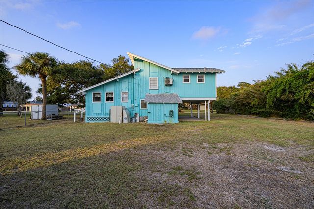 134 Live Oak St, Rockport, TX 78382
