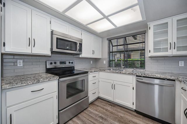 212 Wales Dr, Folsom, CA 95630