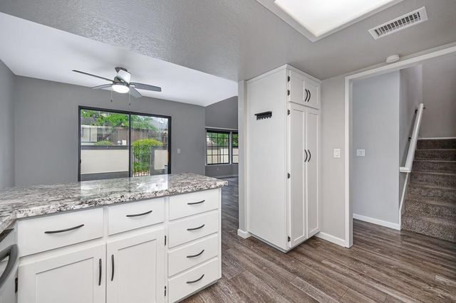 212 Wales Dr, Folsom, CA 95630